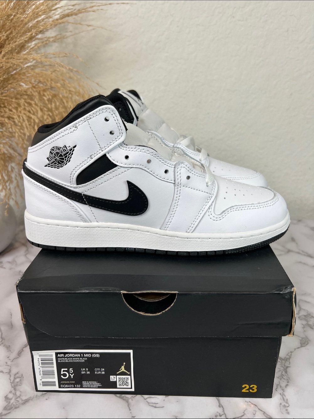Air Jordan 1 Mid (GS) Size 5.5 YOUTH = Size 7 Women’s - Picture 2 of 12